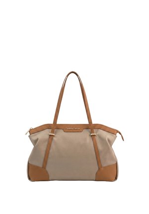 Borsa tote beige con manici e dettagli in pelle marrone, con chiusura a zip e una piccola targhetta dorata con logo sul davanti.