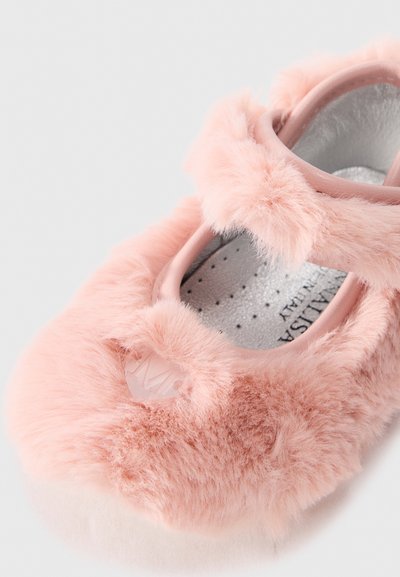 Rosa, loffete tøffel med en myk, plysjoverflate og en rund, gjennomskinnelig knappedetalj. Har en polstret såle og en glatt innerr lining.