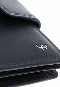 Portefeuille en cuir noir avec une couture soignée et un petit emblème argenté présentant un « G » stylisé dans le coin avant.