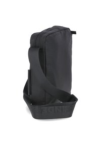 Borsa rettangolare nera realizzata in tessuto testurizzato, dotata di chiusura con zip e tracolla regolabile con dettagli di branding.