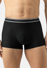 Boxer briefs neri con righe verticali, tessuto morbido e una vita elastica grigia con marchio. Design aderente con gambe di lunghezza media.