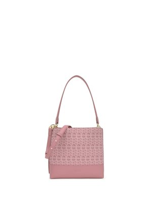 Bolso rosa para llevar al hombro, con la parte delantera de tela estampada, base de cuero liso, herrajes en tono dorado y una correa larga, sobre un fondo blanco.