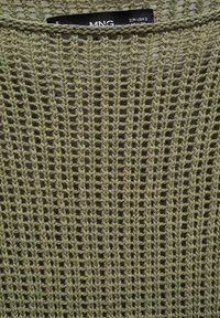 Olijfgroene gebreide trui met een open weefpatroon, gekenmerkt door verticale lijnen en een ronde halslijn, gemaakt van zacht textielmateriaal.