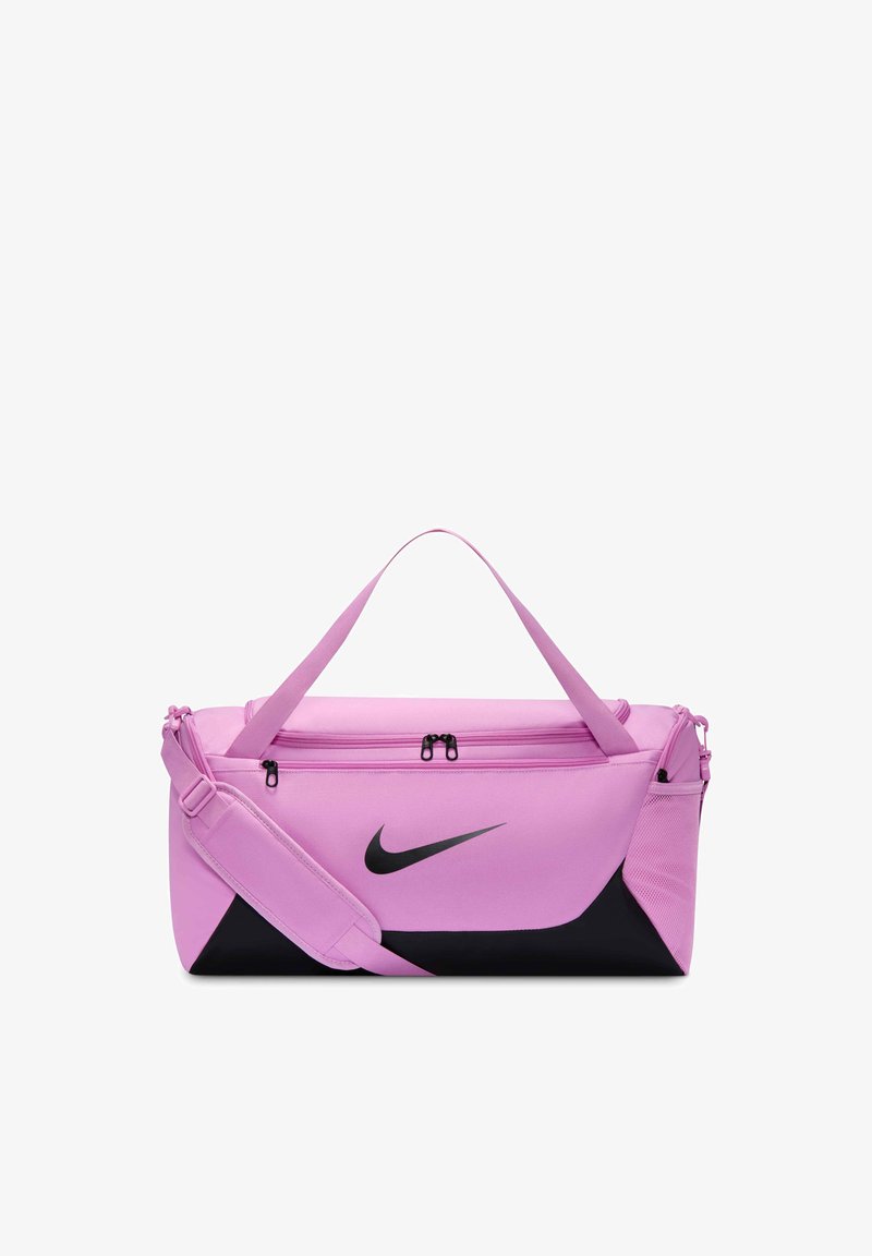 Ροζ και μαύρη τσάντα Nike duffel με διπλές λαβές, ρυθμιζόμενο ιμάντα ώμου, εμπρόσθια τσέπη με φερμουάρ και πλαϊνή τσέπη από δίχτυ.