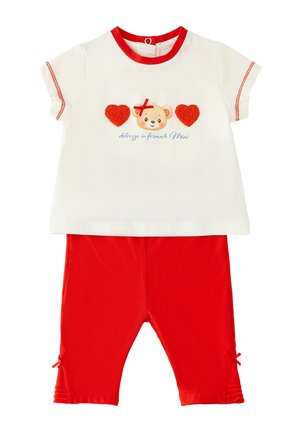 Maglietta bianca a maniche corte per neonati con colletto rosso, grafiche a forma di cuore e orsetto, abbinata a leggings rossi tinta unita con piccoli fiocchi laterali.