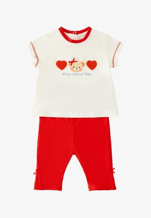 Maglietta bianca a maniche corte per neonati con colletto rosso, grafiche a forma di cuore e orsetto, abbinata a leggings rossi tinta unita con piccoli fiocchi laterali.