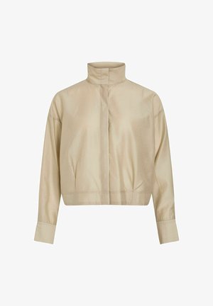 Beige cropped jack met hoge kraag, lange mouwen, verborgen sluiting aan de voorkant en brede manchetten.