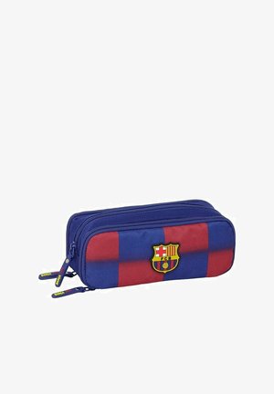 Piórnik w stylu Barcelony o prostokątnym kształcie, z czerwono-niebieskim wzorem w kratę, zamkami błyskawicznymi i detalem z logo.