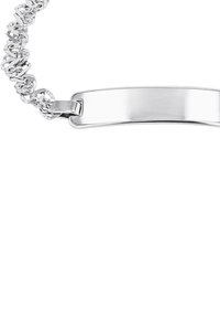 Srebrna bransoletka łańcuszkowa z gładką, polerowaną prostokątną płytką do grawerowania, zaprezentowana na białym tle.