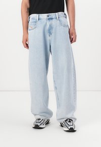 Helle Jeans mit lockerer Passform, hoher Taille und vier Taschen. Mit sichtbaren Nähten und einem Knopfverschluss vorne.