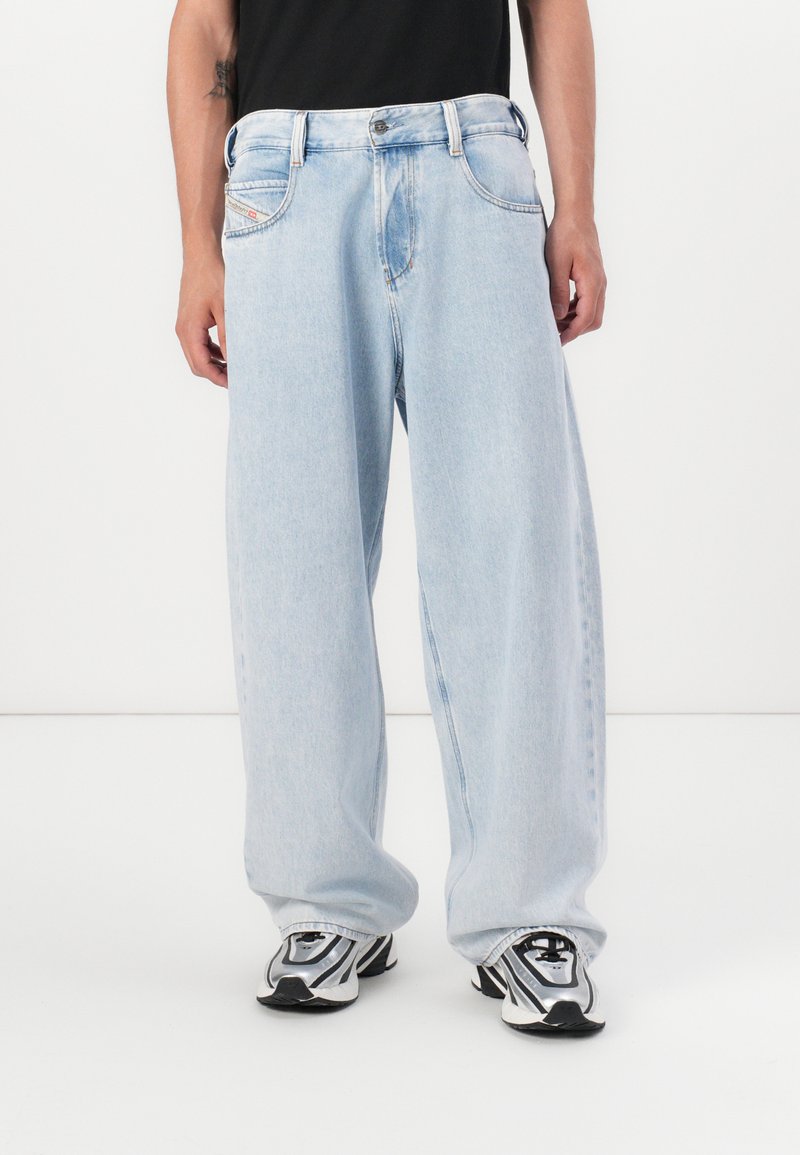Helle Jeans mit lockerer Passform, hoher Taille und vier Taschen. Mit sichtbaren Nähten und einem Knopfverschluss vorne.
