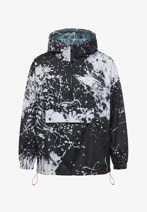 Czarna i biała kurtka przeciwwiatrowa z kapturem w wzór rozprysków, z zamkiem z przodu, dużą kieszenią z patką na guziki, elastycznymi mankietami i różowymi troczkami.