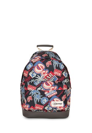 Zaino dalla forma curvata, decorato con grafiche colorate ispirate ai viaggi, prevalentemente blu, rosso e bianco, con una base nera resistente e un manico superiore.