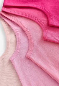 Fünf T-Shirts in unterschiedlichen Rosatönen, mit Rundhalsausschnitten, aus weichem Baumwollstoff und glatter Textur, mit sichtbaren Nähdetails.