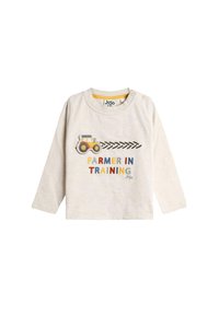 Pitkähihainen, vaaleanbeige puuvillapaita, jossa on "Farmer in Training" -teksti värikkäillä kirjaimilla ja keltainen traktorigrafiikka edessä.