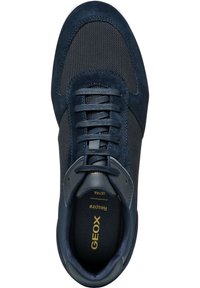 Sneaker blu presenta un mix di materiali in suede e mesh, punta rotonda, lati texturizzati e una soletta imbottita con il marchio 'GEOX'.