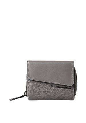 Portafoglio in pelle grigia con pattina e scomparto con zip, metà inferiore testurizzata e sottile logo metallico sul davanti.
