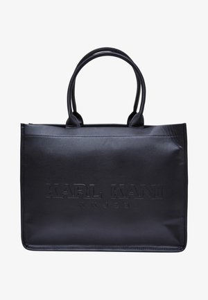 Czarna skórzana torba na ramię z wytłoczonym logo, podwójnymi uchwytami u góry i eleganckim, minimalistycznym designem. Gładka tekstura z wyraźnie zarysowanym kształtem.