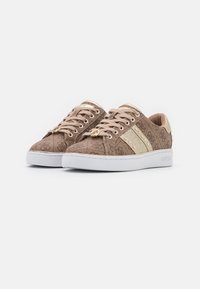 Des baskets en tissu marron affichent un motif floral, des accents dorés, des rayures beiges et une semelle blanche. Les lacets et les embellissements ajoutent du détail.