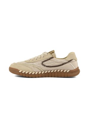 Beiger Sneaker mit niedrigem Schaft, braunen Zickzacknähten und einer strukturierten braunen Sohle.