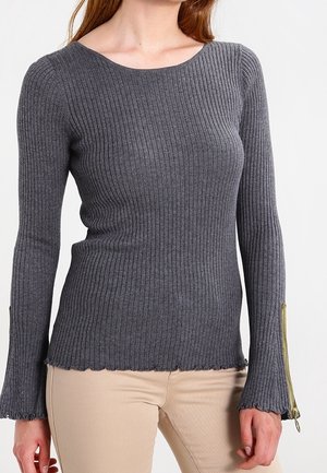 Grauer, gerippter Pullover mit langen Ärmeln und Boot-Ausschnitt, mit ausgestellten Ärmeln und einem Reißverschlussakzent an den Bündchen. Die Textur wirkt weich.