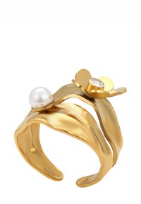 Guld snoet åbent båndring med en hvid perle i den ene ende og en blomstformet indstilling med en klar ædelsten i den anden ende.