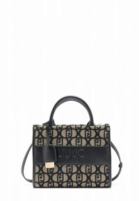 Borsa strutturata nera e beige con stampa del logo, manici, tracolla removibile e accenti in pelle testurizzata. Presenta una serratura decorativa.