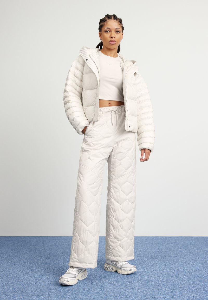 Nike Sportswear ESSENTIAL PANT - Teplákové kalhoty - orewood/sail