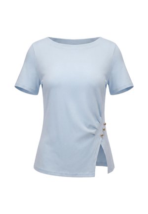 Top albastru deschis cu mâneci scurte şi deschizătură laterală, trei nasturi decorativi aurii pe şoldul drept, decolteu rotund, material simplu, fără modele vizibile.
