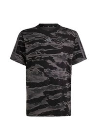 Camiseta de manga corta en negro y gris con un patrón de camuflaje, cuello redondo y rayas laterales con un aspecto texturizado.
