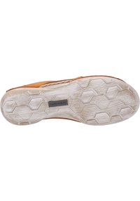 Sole boty s mřížkovým vzorem v bílé a světlé šedé barvě, s hnědou koženou svrchní částí a značkovou etiketou "JOSEF SEIBEL" vyraženou.