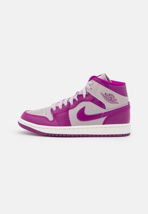 Wysokie sneakersy Nike Air Jordan w różowym i jasnoszarym kolorze z sznurowadłami, logo z boku i białą podeszwą na jednolitym tle.