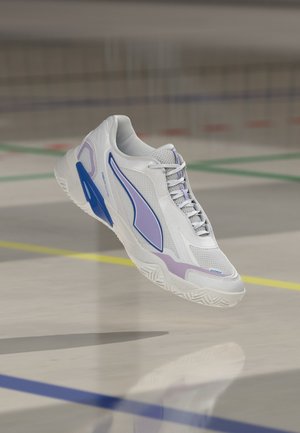 Puma, SOLARSTRIKE - Обувки за хандбал - puma white/light lavender/royal sapphire