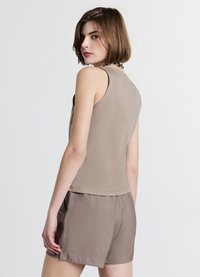 Calliope Short - fango
