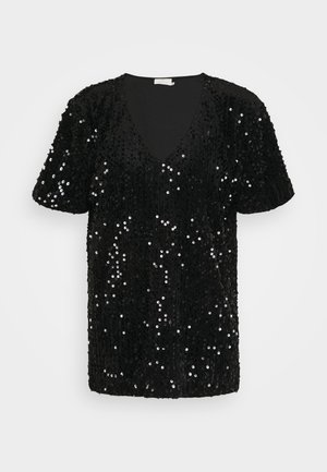 Czarna bluzka z krótkim rękawem i dekoltem w serek, pokryta błyszczącymi czarnymi cekinami, z lekko puffowanym fasonem rękawów.
