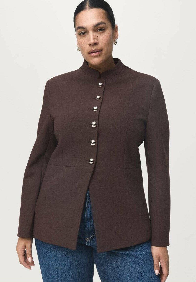 Blazer marrón con un alto cuello, diseño ajustado y seis grandes botones plateados en el frente. Textura suave y forma estructurada.