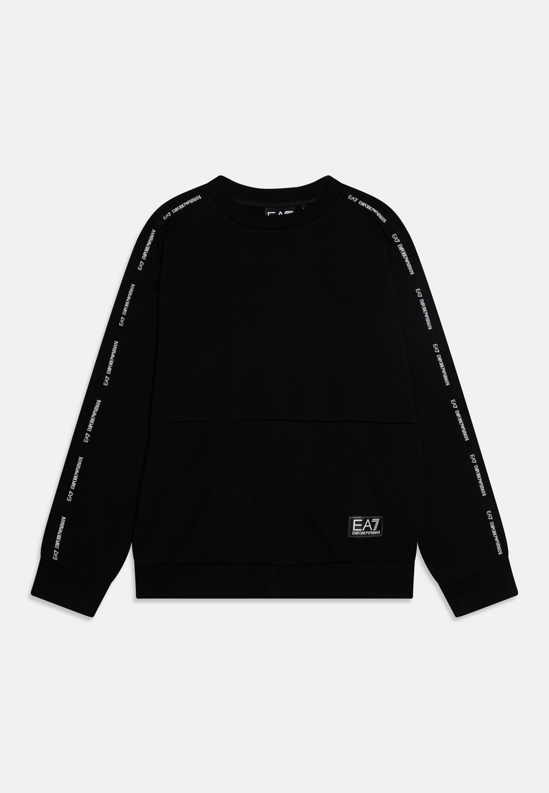 Felpa nera con maniche lunghe e scollatura a girocollo. Presenta strisce a contrasto con il marchio lungo le spalle e un'etichetta con il logo nella parte inferiore.