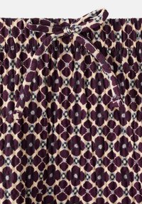 Večbarvna tkanina z geometrijskim cvetličnim vzorcem v odtenkih vijolične, bež in zelene; elastičen pas z vezalko iz tkanine.