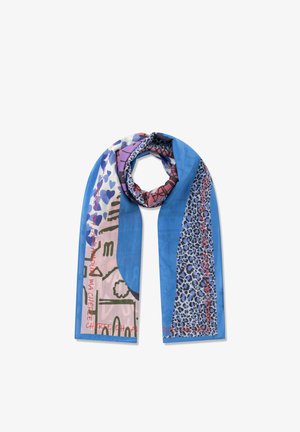 Écharpe bleue avec motifs mélangés comprenant des taches de léopard, des cœurs, des formes abstraites et du texte manuscrit rouge, pliée en boucle.