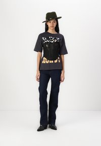 Noisy May NMIDA HOWDY CHICA - T-shirt imprimé - obsidian