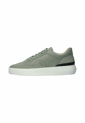 Zapatilla de cuero gris con detalles perforados, cordones planos y suela de goma blanca. Presenta un acento negro en el talón. Silueta elegante.