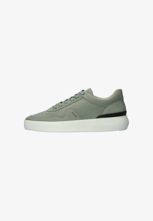 Sneaker in pelle grigia con dettagli perforati, lacci piatti e suola in gomma bianca. Presenta un accento nero sul tallone. Silhouette elegante.