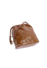 Bolso marrón de cuero acolchado con cordón, textura suave, con un detalle de logotipo dorado y correas laterales ajustables.