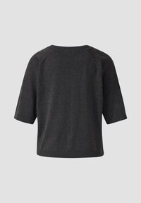 Czarnoszary sweter z krótkim rękawem o luźnym kroju, z prążkowanym kołnierzykiem i dołem, wykonany z miękkiego materiału, o prostym, gładkim wykończeniu.