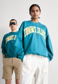 Tommy Jeans BOXY POP VARSITY CREW UNISEX - Sudadera - timeless teal