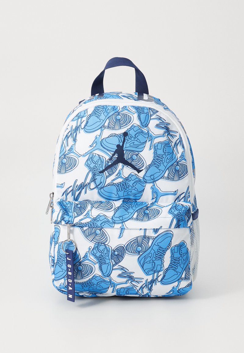 Mochila branca com um design gráfico azul de ténis e elementos de basquetebol. Inclui uma etiqueta de fecho azul e um bolso lateral em rede.
