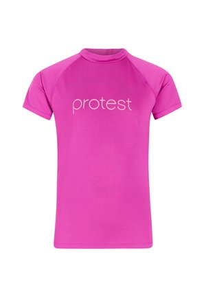Felroze rashguard met korte mouwen en een hoge kraag met het woord "protest" in lichtroze gedrukt over de borst.