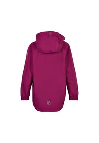 Magenta wasserdichte Jacke mit Kapuze, elastischen Bündchen und Kordelzugsaum. Glatte Textur und reflektierendes Logo-Detail am unteren Ende.