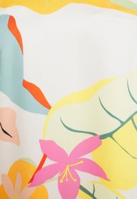 Kukallinen kangas, jossa on valkoinen tausta, vaaleanpunaisia ja keltaisia kukkia, vihreitä lehtiä ja värikkäitä abstrakteja kuvioita. Silkkinen rakenne.