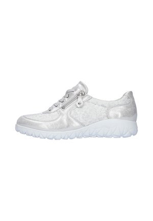 Hvid og sølv lavtop sneaker med snørelukning foran, sidelåse, blomstertekstur og tyk mønstret hvid sål.